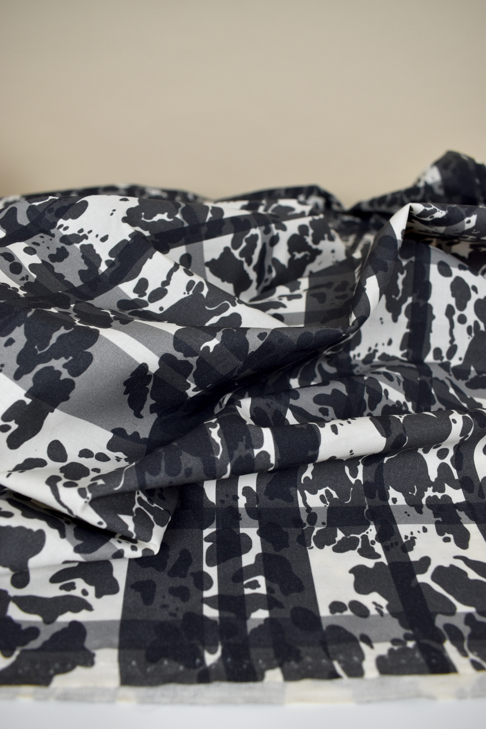 Nestable Organic Cotton Marbled Plaid Black